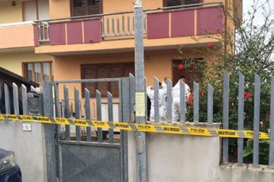 Investigatori mentre effettuano il sopralluogo sulla scena del crimine