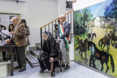 Oliena, la pittrice Liliana Cano durante la cerimonia per la donazione della grande tela