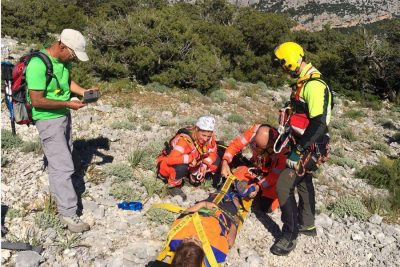 La donna mentre viene soccorsa dai Vigili del Fuoco (foto Vigili del Fuoco)