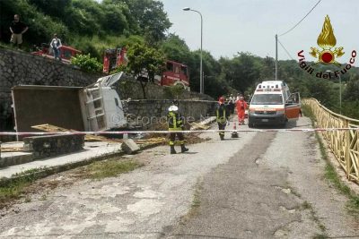 L'autocarro dopo l'incidente (foto VdF)