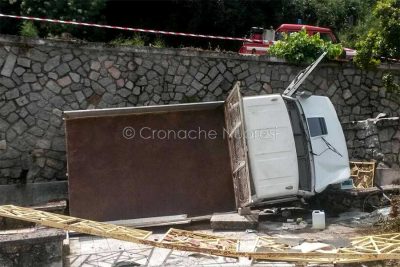 L'autocarro dopo l'incidente (foto VdF)