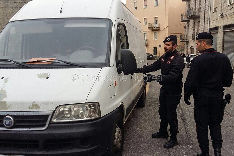 Orgosolo. Rapinano il furgone delle sigarette e riescono a far perdere le proprie tracce: è caccia all’uomo da parte dei Carabinieri