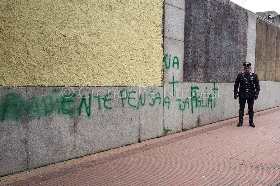 Scritte intimidatorie contro la dirigente che gestisce i rifiuti a Macomer: “Susanna pensa a tua figlia…”