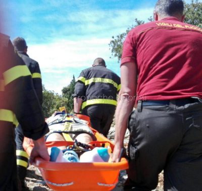 I Vigili del fuoco con la donna infortunata (foto VdF)