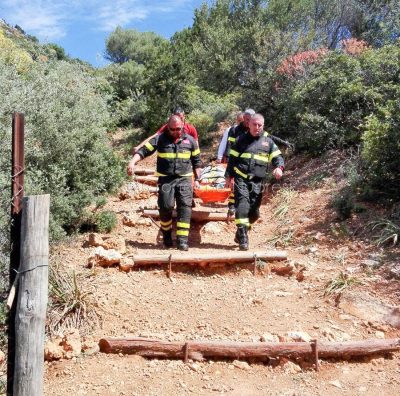 I Vigili del fuoco con la donna infortunata (foto VdF)
