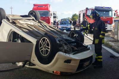 La Fiat Punto dopo il ribaltamento (foto Vdf)