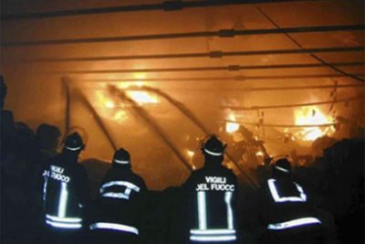 Vigili del Fuoco impegnati in un' azione di spegnimento