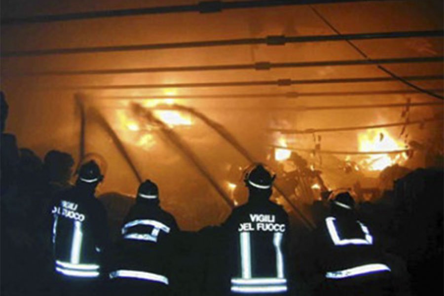 A fuoco nella notte il capannone di un’azienda specializzata nel riciclo della plastica