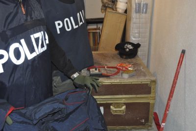 Parte del materiale rinvenuto nella cantina dell'imprenditore