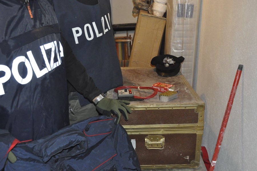 Trovato un’arsenale e una divisa dei carabinieri nell’abitazione di un imprenditore