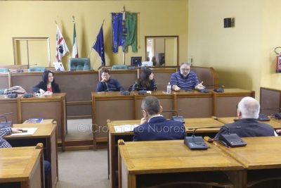 I consiglieri Zedde, Moro, Camarda, e Siotto con i rappresentanti dei commercianti