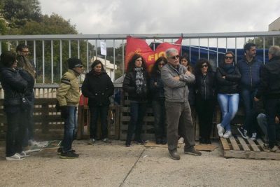 Lavoratori davanti ai cancelli