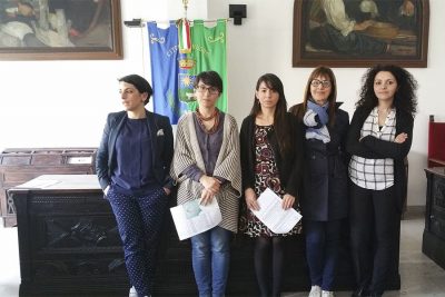 Il gruppo Mamas e l'assessore Valeria Romagna (foto Cronache Nuoresi)