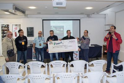L'assegno simbolico donato alla mensa dei poveri delle Grazie (foto S.Novellu)