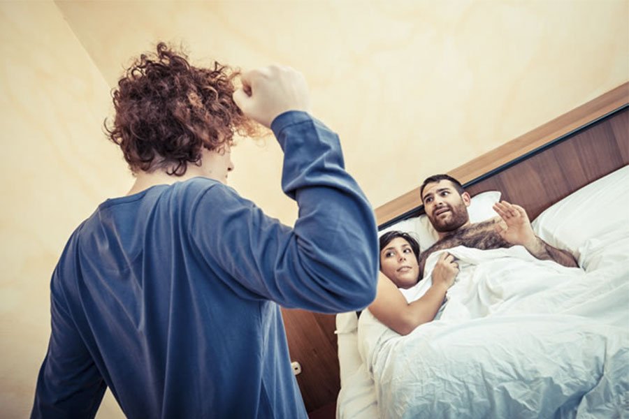 La scappatella della moglie fa scoppiare una furibonda lite con il rivale