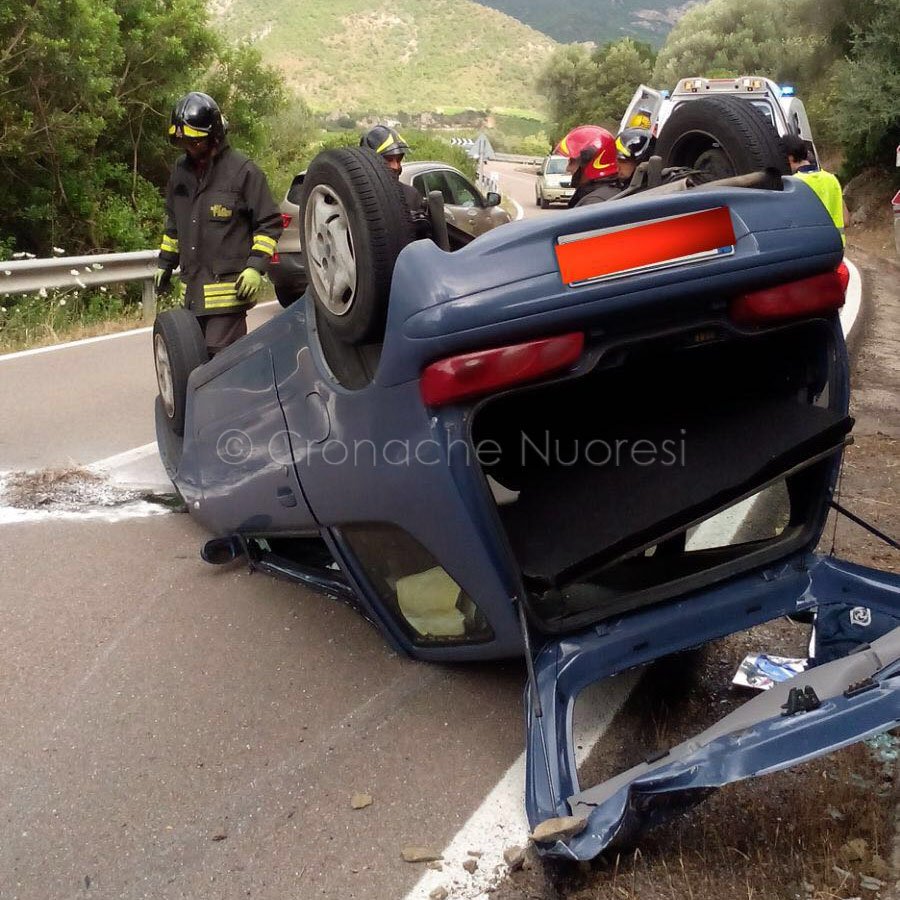 Fiat 600 perde aderenza e si ribalta: ferito il conducente