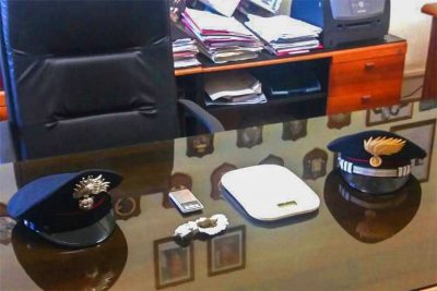 La droga e i bilancini sequestrati