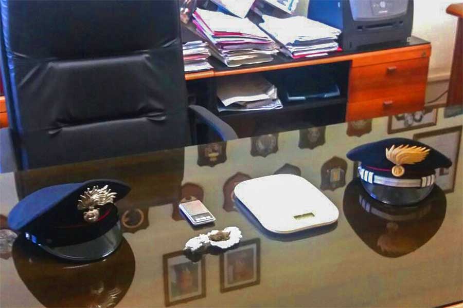 Trovato con alcuni grammi di marijuana nascosta tra spezie e caffè e due bilancini di precisione: denunciato