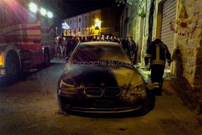 La BMW del sindaco di Fonni dopo l'incendio