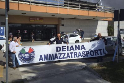 Il presidio dei Riformatori questa mattina all'aeroporto di Alghero