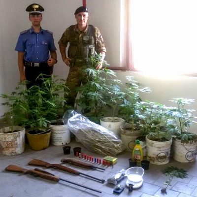 La droga e le armi scoperte a Bari Sardo
