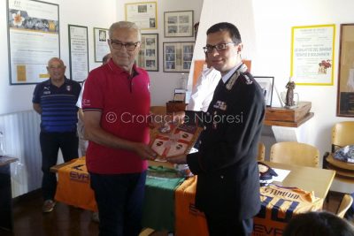 Giuseppe Tomasini (campione d'Italia 1970) consegna un gagliardetto al colonnello Saverio Ceglie