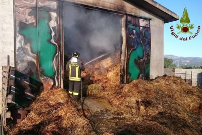 Il fienile andato a fuoco a Siniscola