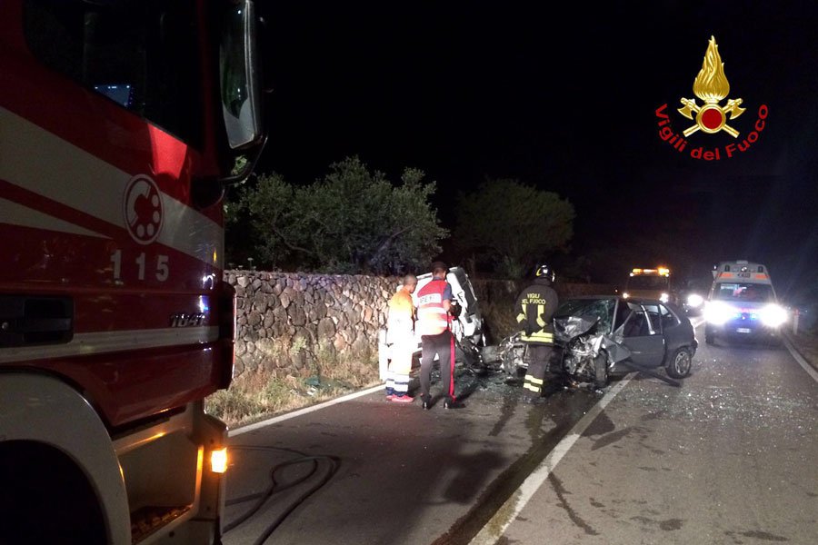 Incidente frontale nella notte alle porte di Dorgali: feriti gravemente i due conducenti