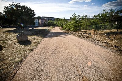 La strada di accesso al sito archeologico asfaltata