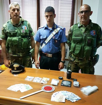 I Carabinieri con la droga recuperata