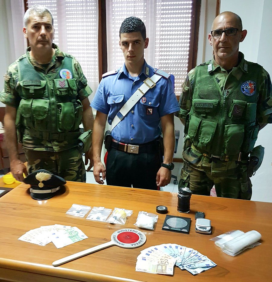 Sorpreso con due involucri di cocaina: trentenne incensurato in manette