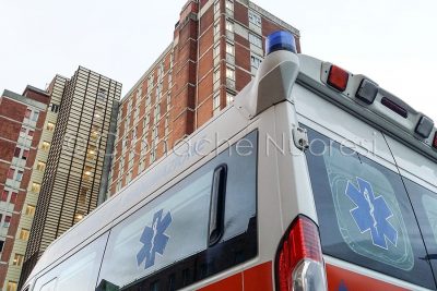 Un'ambulanza davanti al Pronto Soccorso di Nuoro (foto S.Novellu)