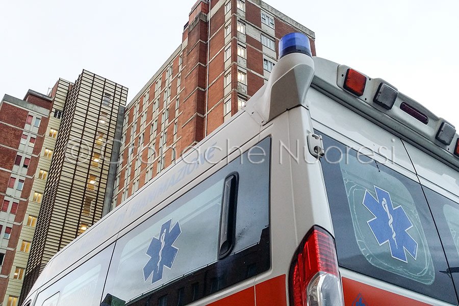 Colto da infarto dopo aver accoltellato la titolare di una pizzeria è morto ieri al San Francesco di Nuoro