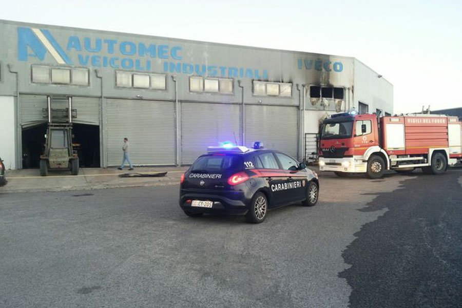 Raid incendiario nella notte a fuoco un’officina: distrutto un furgone della Polizia penitenziaria
