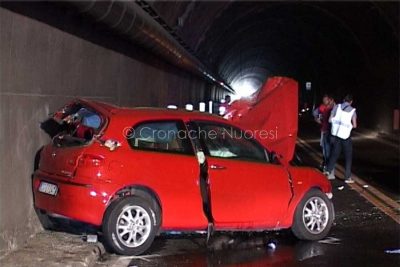 Una delle auto coinvolte nell'incidente (foto Cronache Nuoresi)