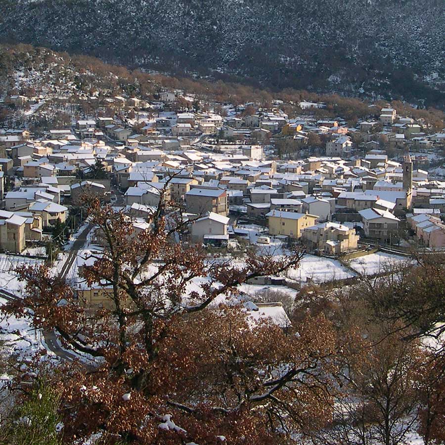 Ovodda. 50enne precipita da un altezza di 4 metri mentre stende  i panni