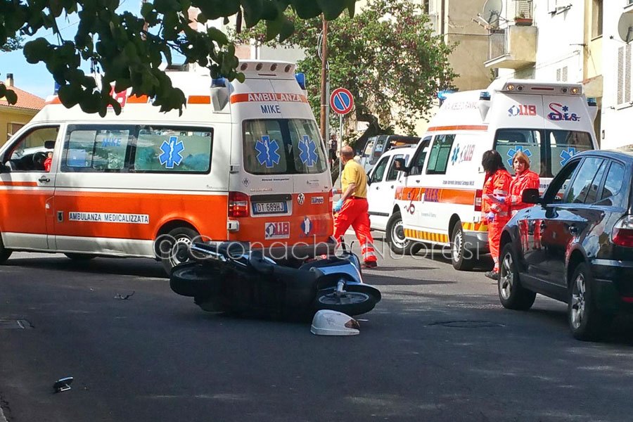 Nuoro. Tragedia sfiorata in via Martiri della Libertà: ragazzino in bici travolto da uno scooter sulle strisce pedonali