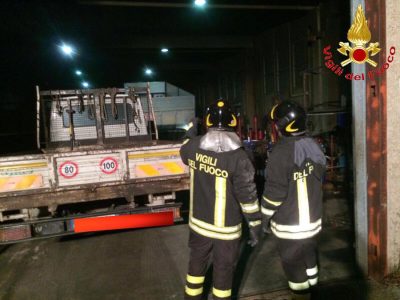 Macomer, Vigili del fuoco in azione nell'officina meccanica di Tossilo,