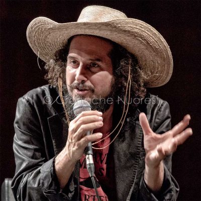 Vinicio Capossela al Teatro Eliseo di Nuoro (© foto S.Novellu)