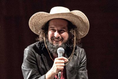 Vinicio Capossela al Teatro Eliseo di Nuoro (© foto S.Novellu)