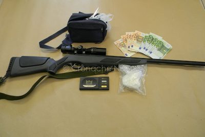 L'arma e i contanti sequestrati dalla Polizia
