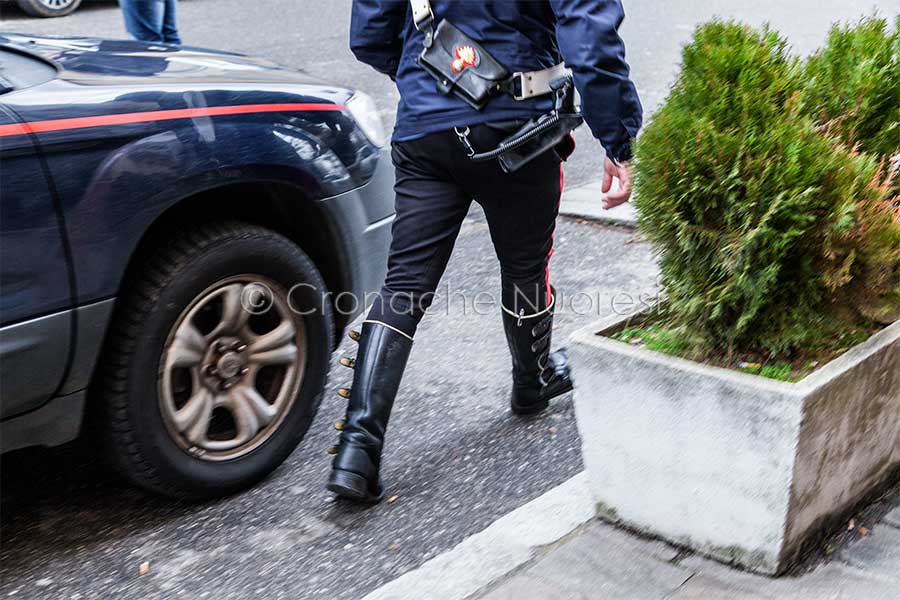 Dalla finestra minaccia dei ragazzi con una scacciacani e lancia loro delle pietre: denunciato