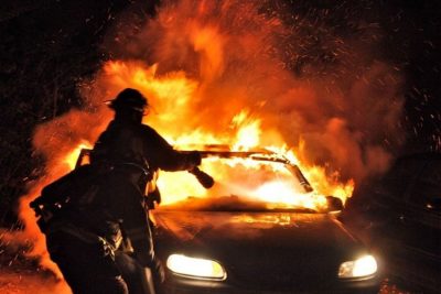 Un'auto in fiamme