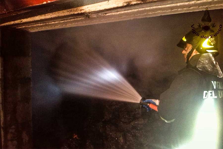 Attentato incendiario nella notte ai danni di un’azienda agricola: in cenere 300 balle di fieno