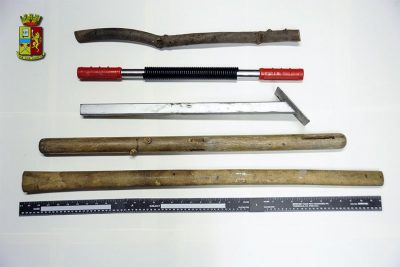 Gli oggetti contundenti sequestrati dalla Polizia