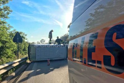 Il furgone dopo l'incidente (foto Cronache Nuoresi)