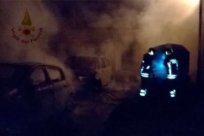 I Vigili del Fuoco impegnati a domare le fiamme a Orosei