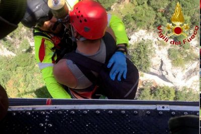 L'uomo viene portato a bordo dell'elisoccorso (foto Vigili del Fuoco)