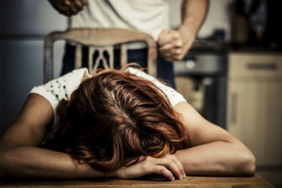 Commerciante picchia, morde e travolge con l’auto la moglie