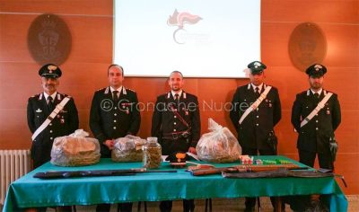 Carabineri con la droga e le armi sequestrate (foto Cronache Nuoresi)